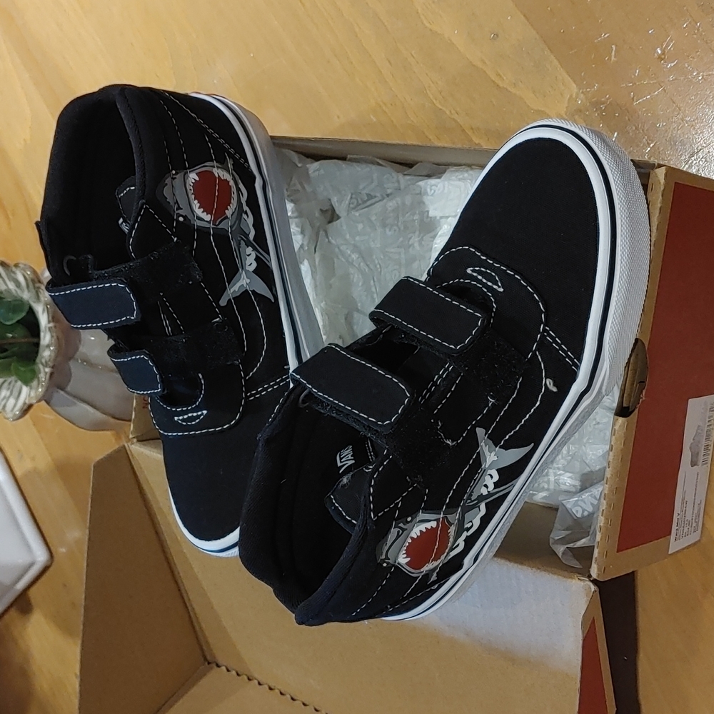 Boys Size 13.5 Vans Off the Wall - Ward Mid V Sneakers Sharks Black